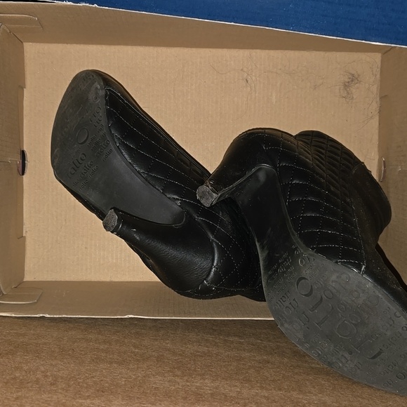 Rialto Women's Elegant Black Quilted Ankle Boots - Picture 4 of 4